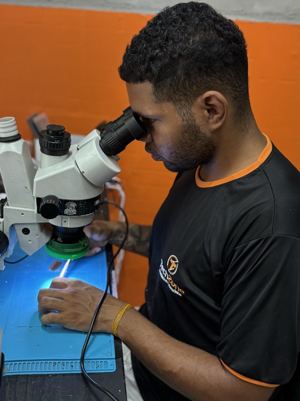 Técnico trabalhando